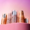 Rozświetlacz w sztyfcie Essence złoty Baby Got Glow 5,5 ml