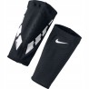 Outlet Opaska podtrzymująca Nike Guard Lock Elite Sleeve rozmiar M czarny