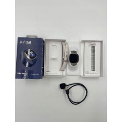 USZKODZONY Smartwatch Fitbit Versa 3 białe paski NFC Bluetooth WiFi OPIS
