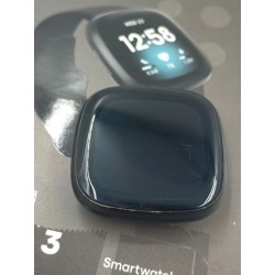 USZKODZONY Smartwatch Fitbit Versa czarny GPS pomiar tętna OPIS