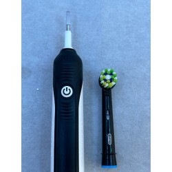 Outlet ORAL-B PRO 1 700 Szczoteczka elektryczna czarna timer rotacyjne OPIS