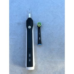 Outlet ORAL-B PRO 1 700 Szczoteczka elektryczna czarna timer rotacyjne OPIS