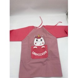 ROSEMO Fartuch do malowania dla dzieci różowy z jednorożcem dł. 52cm OPIS