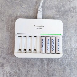 USZKODZONY Ładowarka 8-kanałowa Panasonic Eneloop BQ-CC63 AA AAA Smart