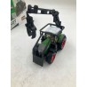 Outlet BBURAGO Traktor rolniczny FENDT 1050 VARIO z kłodami OPIS